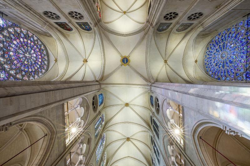 Interieur lumineux de Notre Dame de Paris avec ses vitraux colores